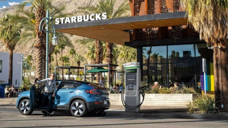 Negli USA aprono stazioni di ricariche per vetture elettriche da Starbucks