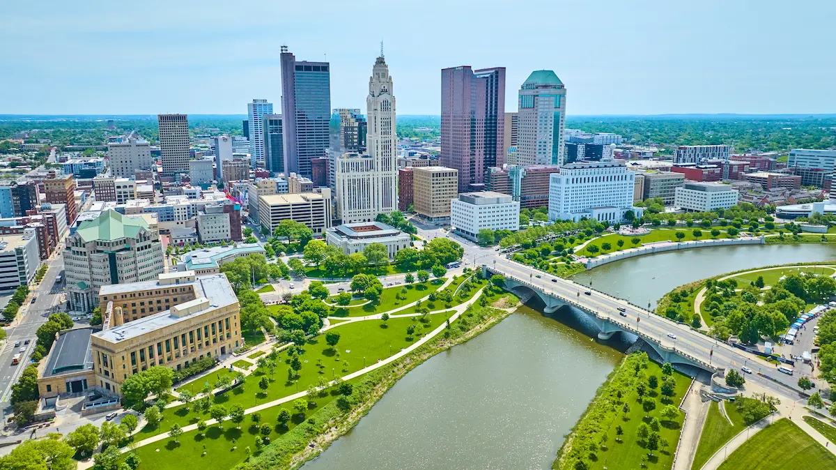 Vista aerea di Columbus in Ohio e stabilimenti manifatturieri